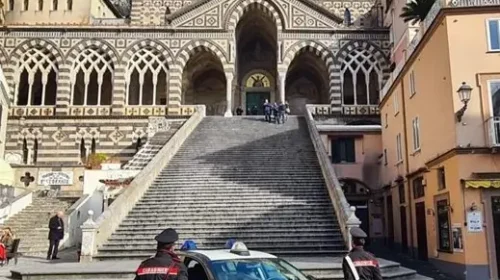 Amalfi, truffano anziani per 53mila euro: arrestati