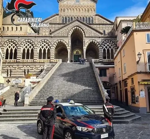 Amalfi, truffano anziani per 53mila euro: arrestati