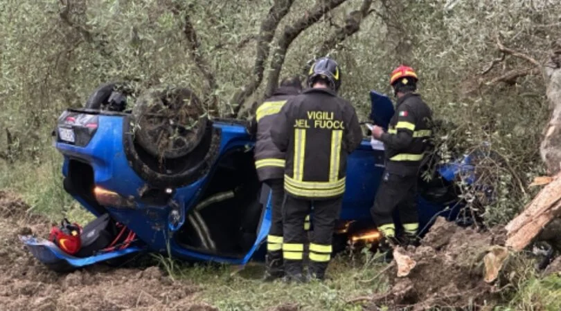 Laureana Cilento, sbanda con l’auto e finisce in un uliveto