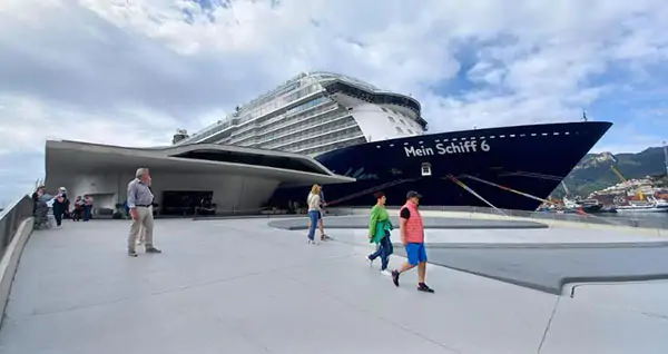 Al Molo Manfredi stamattina ha attraccato la Mein Schiff 6 con 2500 crocieristi a bordo