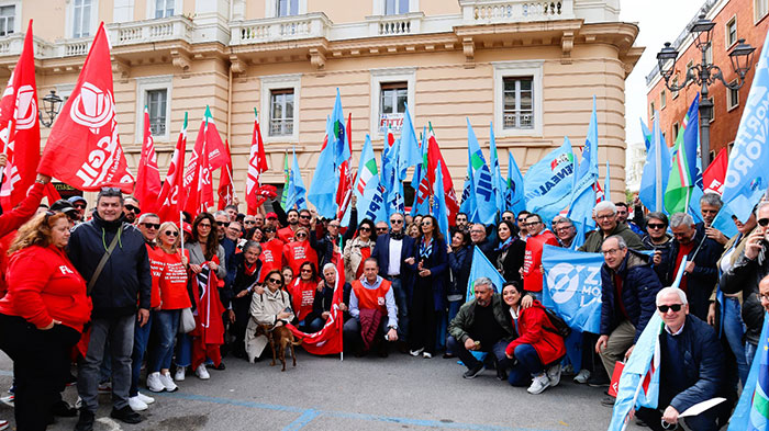 Sciopero nazionale, in piazza Amendola a Salerno centinaia di bandiere