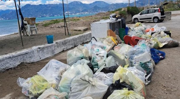 Salerno, denuncia del consigliere di Oltre Pessolano: “Spiagge ridotte a discarica, un’indecenza alla vigilia dell’estate”