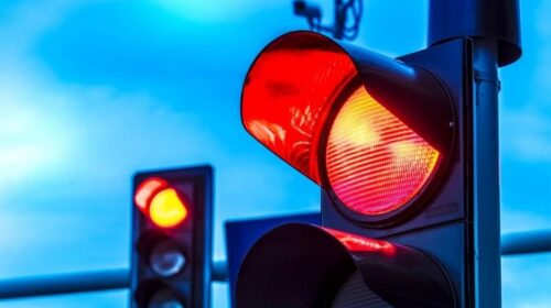 Salerno, il Comune investe semafori intelligenti: sono in grado di leggere le targhe dei veicoli che non si fermano al rosso