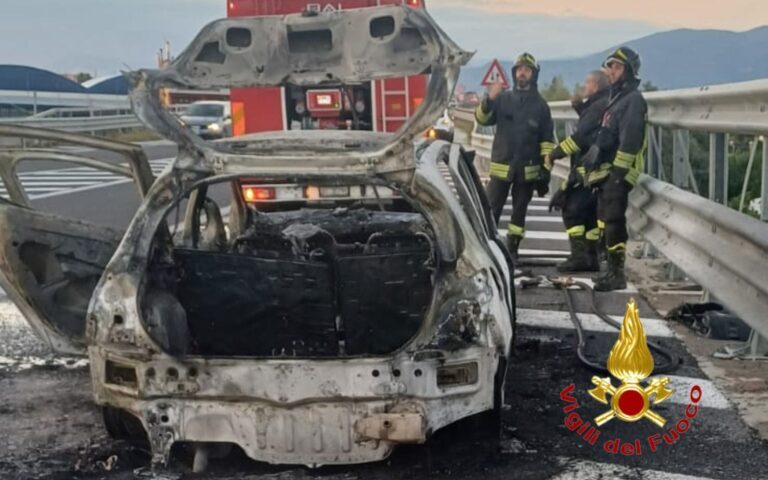 Auto in fiamme in autostrada ad Angri