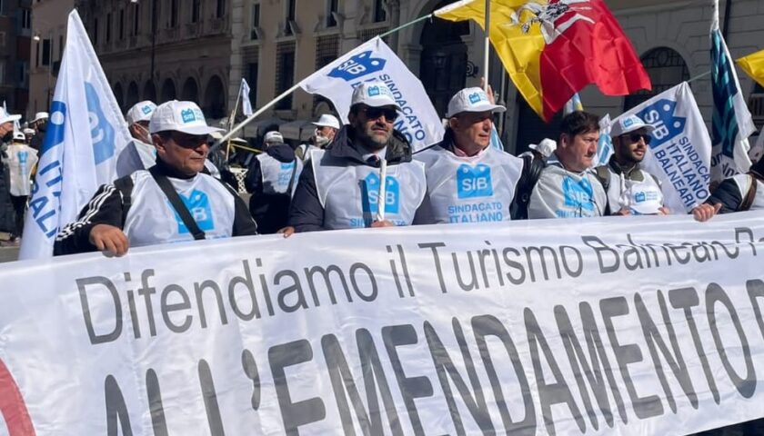 Balneari protestano in piazza Santi Apostoli domani a Roma