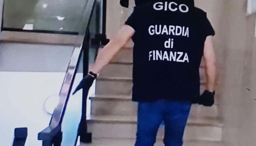 Chiede il gratuito patrocinio ma “nasconde” redditi per 300mila euro