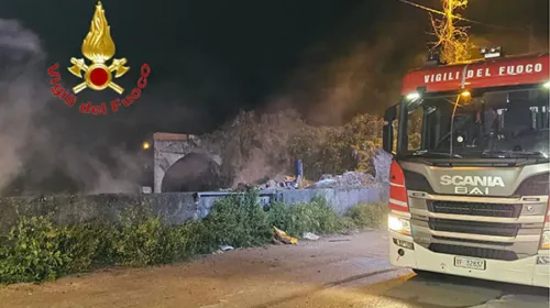 Pontecagnano, in fiamme discarica nell’area ex discoteca Camino Real
