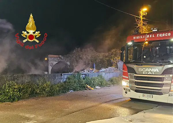 Pontecagnano, in fiamme discarica nell’area ex discoteca Camino Real