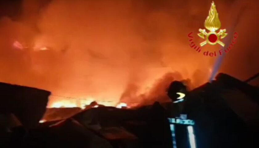 Notte di paura ad Angri per un incendio di uno scatolificio in via dei Goti