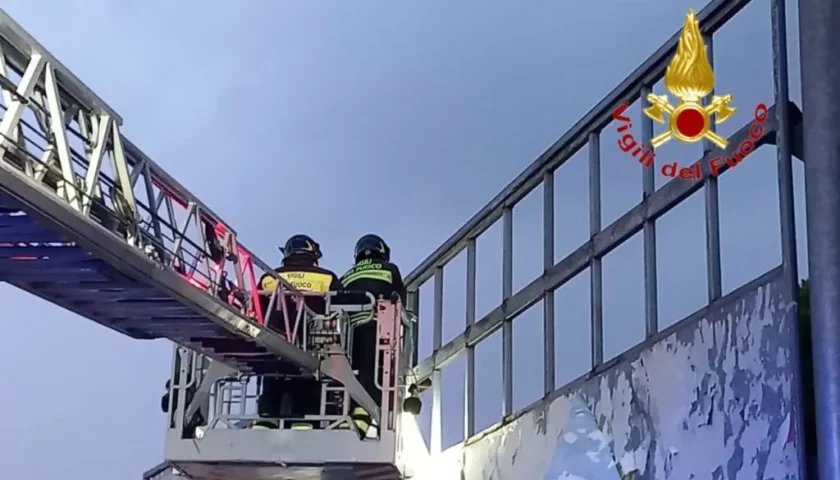 Salerno, crolla cartellone pubblicitario in via San Leonardo