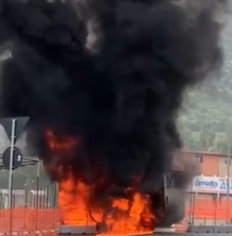 Nocera Inferiore, camion travolto dalle fiamme in via Atzori