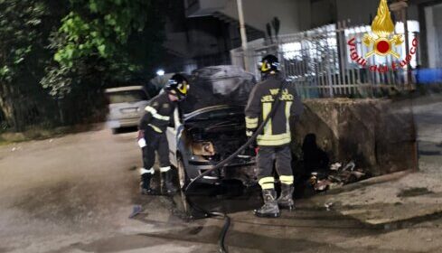 Salerno, auto a fuoco nel quartiere Europa
