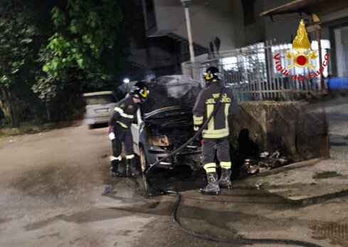 Salerno, auto a fuoco nel quartiere Europa