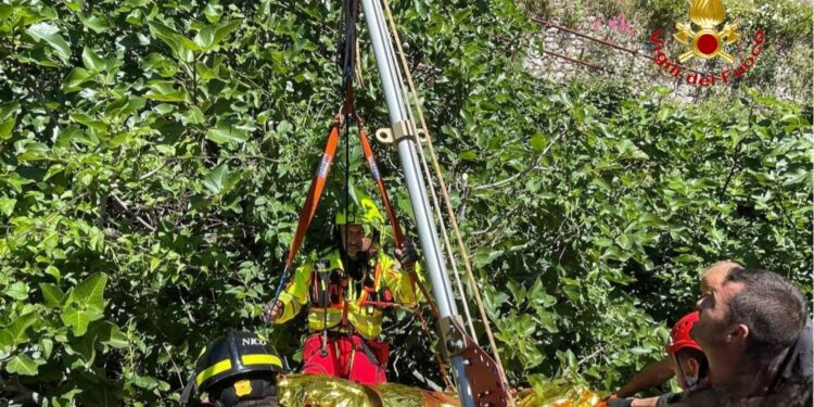 Incidente in moto sull’Amalfitana: due turisti messicani cadono in un torrente