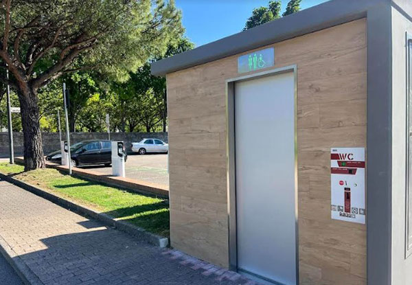 Baronissi, in Largo del Ferrovieri apre il primo bagno pubblico autopulente