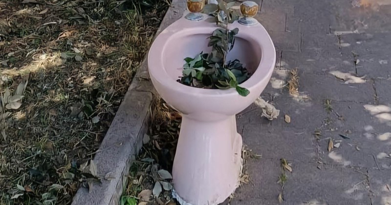Battipaglia, rifiuti abbandonati. In strada anche un bidet