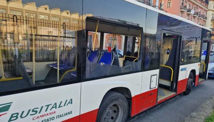 Cava de’ Tirreni, bottigliate tra baby-tifosi e contro il bus: identificati 20 giovanissimi