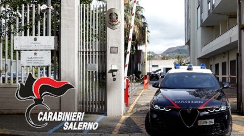 Salerno, ruba un motociclo e poi danneggia veicoli prima di schiantarsi con un furgone: arrestato