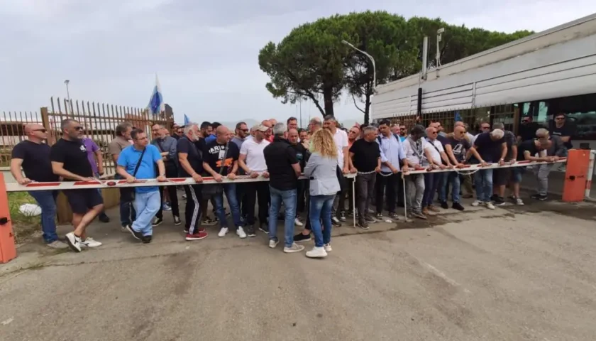 Battipaglia, gli operai Prysmian si incatenano all’ingresso