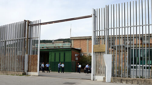 Salerno, droga e telefonini in carcere a Fuorni: respinti tutti i ricorsi, condanne per 140 anni