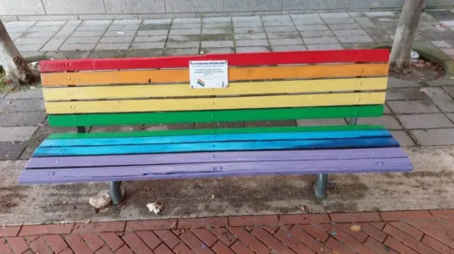 Giffoni Valle Piana, panchina contro l’omofobia inaugurata e sfregiata dopo 2 ore