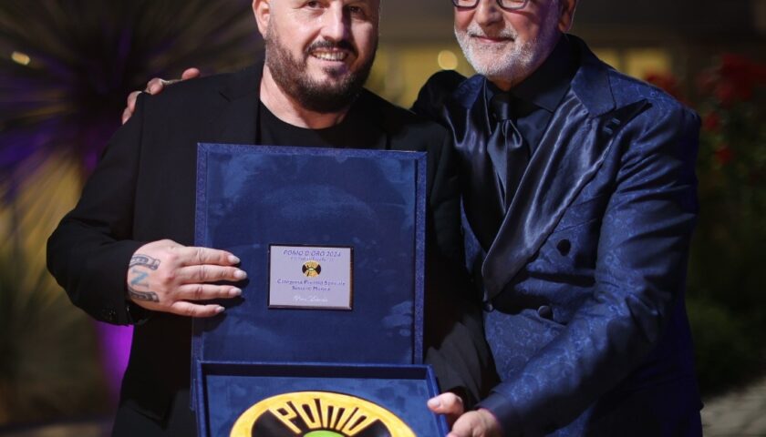 Pomo d’Oro – Premio all’Eccellenza A Corte San Lorenzo Premio Speciale “Pino Daniele” per la musica a Nello Daniele che dedica un pensiero a Franco Di Mare