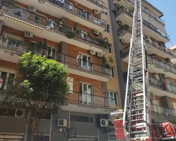 Salerno, paura a Pastena per un incendio in una cabina esterna ascensore