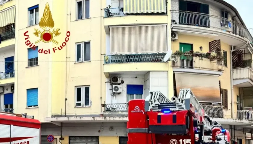 Battipaglia, scoppia incendio in abitazione: muore cane