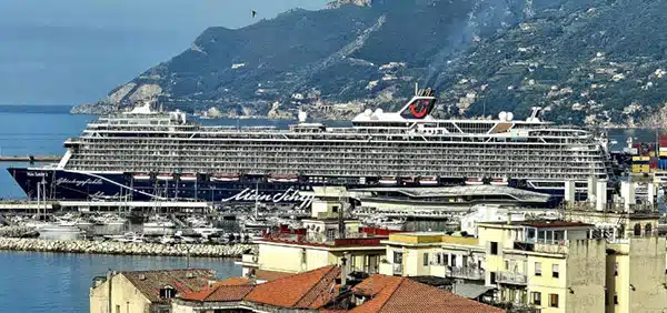 Approdata a Salerno la Mein Schiff 2 con 3100 crocieristi a bordo