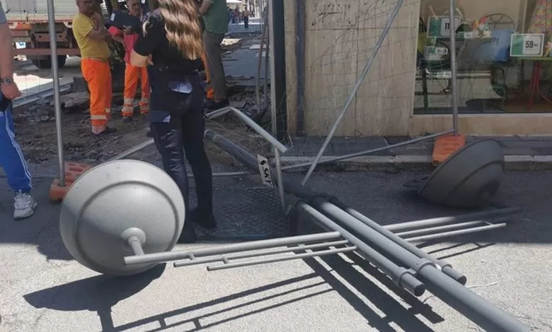 Mercato San Severino, palo della luce cade durante i lavori di restyling e colpisce un passante