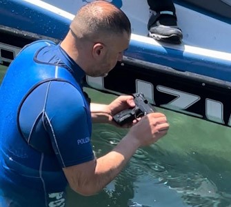 Salerno, trovata una pistola semiautomatica davanti al lungomare di Salerno