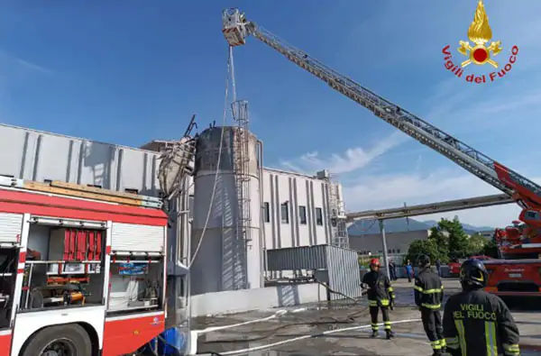 Salerno, esplode silos nella zona industriale: paura e sequestro