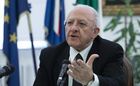 De Luca: “Liste d’attesa abbattute, il 95% visita in 10 giorni. Campania modello sanitario”