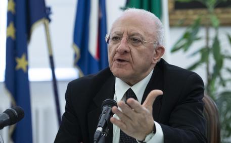 De Luca a Meloni: “C’è chi si auto-insulta la mattina e fa la vittima la sera”