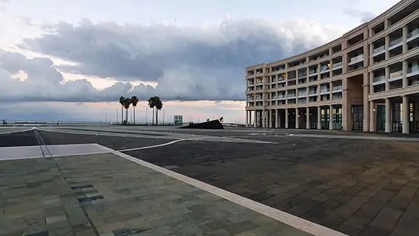 Salerno, violenza in piazza della Liberta’: caccia alla baby gang che ha picchiato un ragazzino