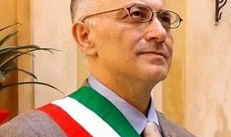 VALLE DELL’ANGELO, IL CASO: IANNUZZI SI CANDIDA SINDACO E LA MAMMA CONSIGLIERA IN UN’ALTRA LISTA