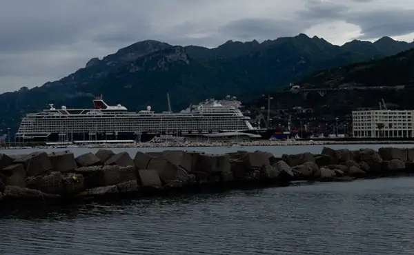 Alla Stazione Marittima di Salerno è tornata la nave Main Schiff 2: 3000 crocieristi sbarcati a Salerno