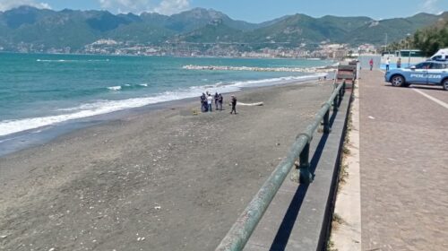 Salerno, cadavere in spiaggia sul lungomare Marconi