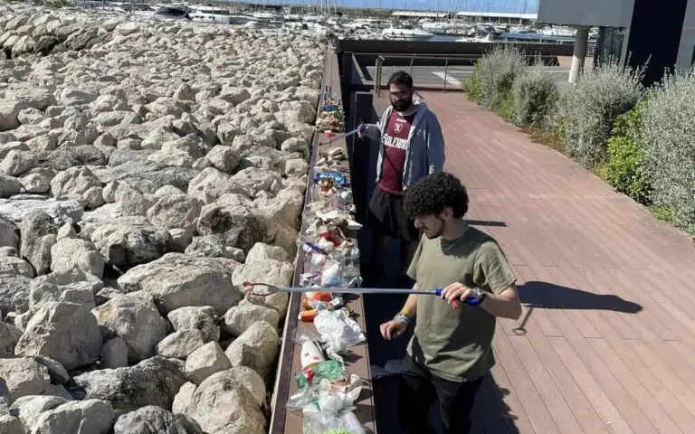 Piazza della Libertà, i volontari ripuliscono gli scogli