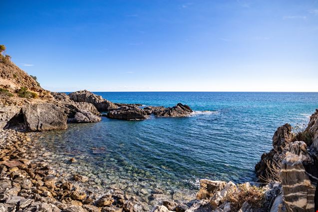 Titolare di un bar di Pisciotta derubata, aggredita e scaraventata sugli scogli