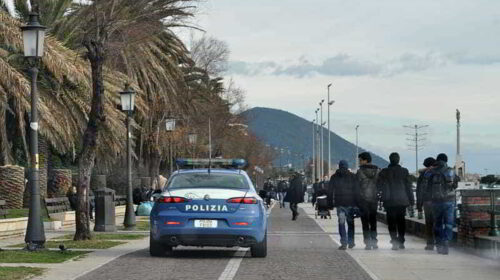 Aggressione sul lungomare di Salerno, preso straniero: aveva rubato il coltello da un negozio