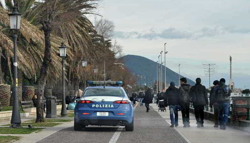 Aggressione sul lungomare di Salerno, preso straniero: aveva rubato il coltello da un negozio