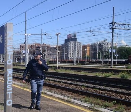 Poliziotto accoltellato a Milano, il marocchino rimane in carcere