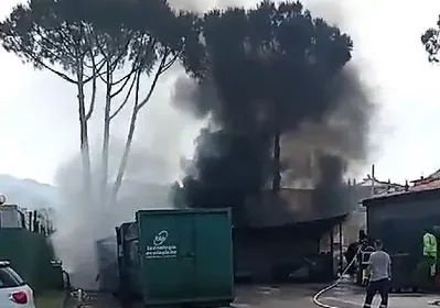 A fuoco il deposito di rifiuti all’ospedale di Nocera Inferiore