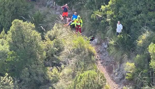 Turista cade e si ferisce, paura a Scario