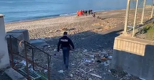 Salerno, trovato morto sulla spiaggia: il corpo è di un 53enne