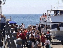Il maltempo ieri non ha frenato i turisti: tante gente agli imbarchi per la Costiera Amalfitana