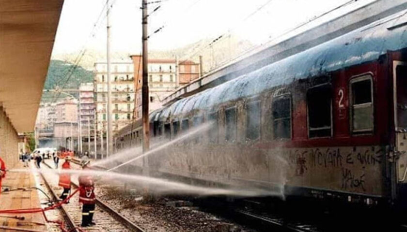 Fiori a Brignano sulla tomba dei 4 titosi della Salernitana morti 25 anni fa sul treno proveniente da Piacenza