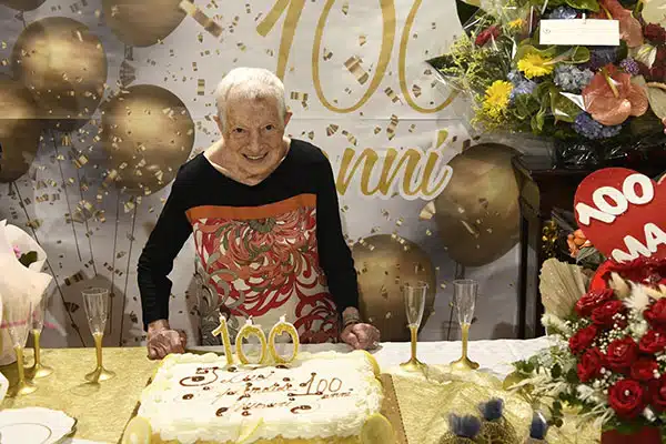 Salerno Solidale festeggia i 100 anni della signora Maria Mele
