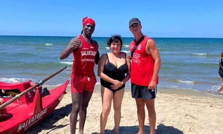 Capaccio/Paestum, signora salvata in mare da due giovani bagnini